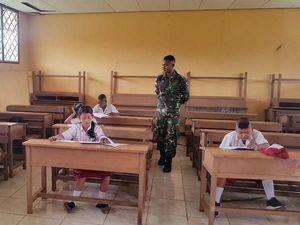 Satgas Pamtas RI-PNG Jadi Pengawas UTS di Sekolah Perbatasan Satgas Pamtas RI-PNG Jadi Pengawas UTS di Sekolah Perbatasan
