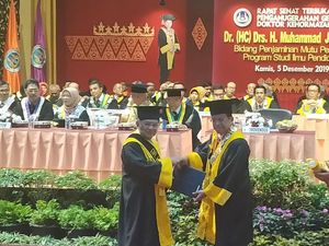 JK Dapat Gelar Doktor Honoris Causa dari Universitas Negeri Padang JK Dapat Gelar Doktor Honoris Causa dari Universitas Negeri Padang