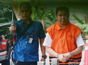 Tangan Diborgol, Eks Dirut PTPN III Kembali Diperiksa KPK Tangan Diborgol, Eks Dirut PTPN III Kembali Diperiksa KPK