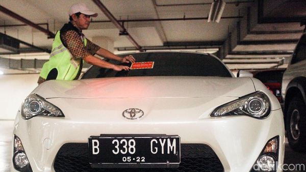 Malu Deh! Mobil Mewah Kok Ditempel Stiker Pajak