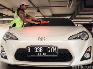 Malu Deh! Mobil Mewah Kok Ditempel Stiker Pajak