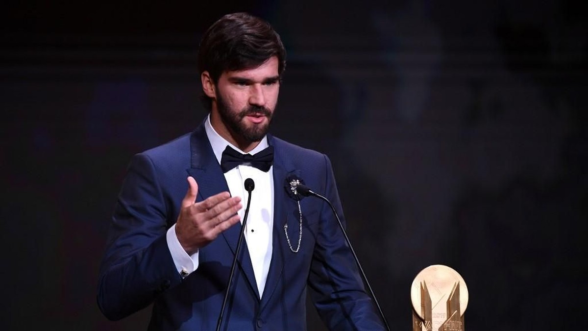 Alisson Becker mengakui ada peran Lionel Messi dan Ederson Moraes yang membentuk permainannya (Foto: FRANCK FIFE / AFP)