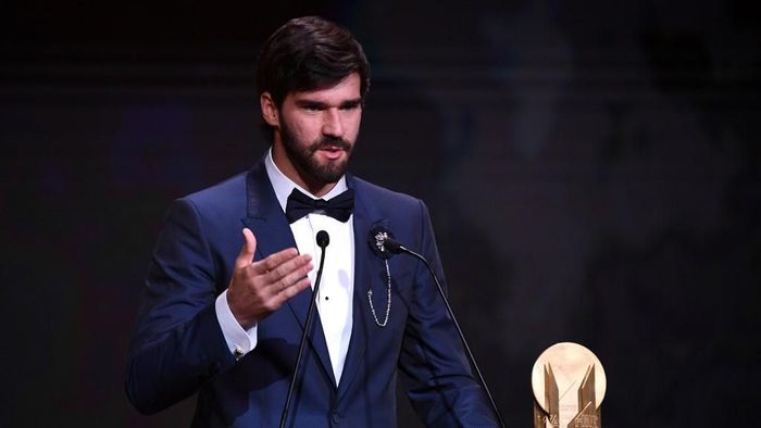 Alisson Becker mengakui ada peran Lionel Messi dan Ederson Moraes yang membentuk permainannya (Foto: FRANCK FIFE / AFP) Alisson Becker mengakui ada peran Lionel Messi dan Ederson Moraes yang membentuk permainannya (Foto: FRANCK FIFE / AFP)