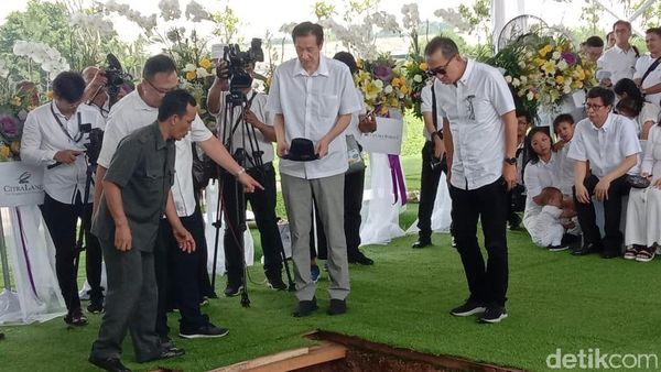 Topi Kesayangan Ikut Temani Ciputra Menuju Alam Baka