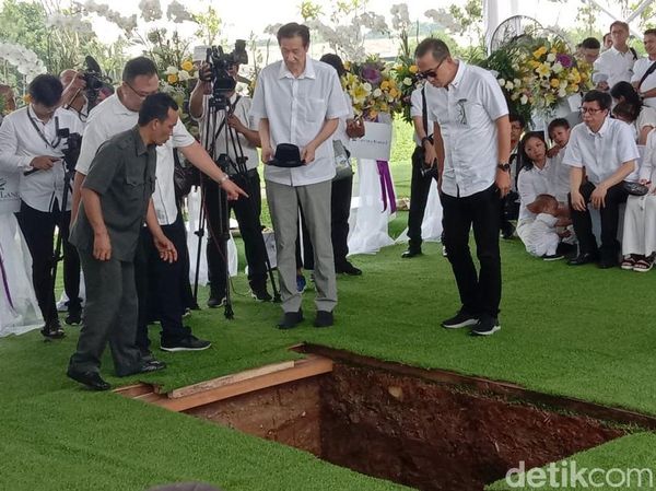 Topi Kesayangan Ikut Temani Ciputra Menuju Alam Baka