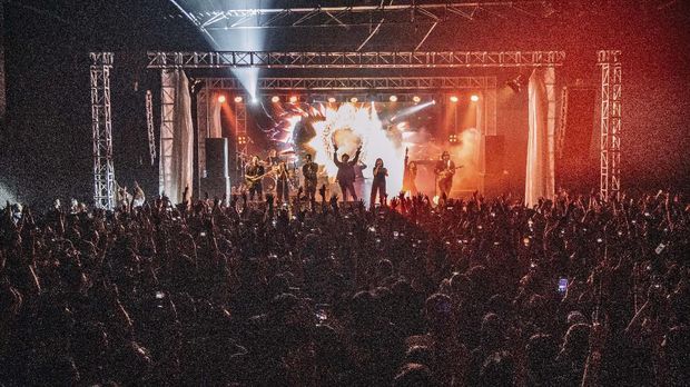 Merasakan 'Roller Coaster' Hindia yang Membosankan