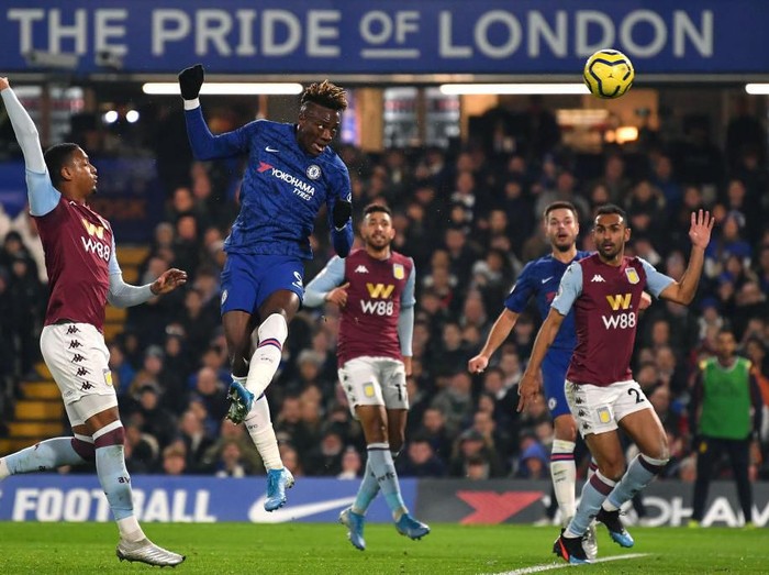 LONDON, ENGLAND - DECEMBER 04: Tammy Abraham of Chelsea scores the 1st Chelsea goal during the Premier League match between Chelsea FC and Aston Villa at Stamford Bridge on December 04, 2019 in London, United Kingdom. (Photo by Justin Setterfield/Getty Images)