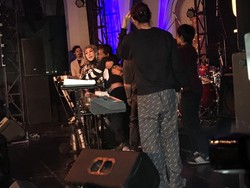 Bertemu Mantan ART Nike Ardilla, Melly Goeslaw Menangis