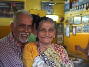 Puluhan Tahun Jualan Teh, Pasangan Tua Ini Bisa Keliling Dunia