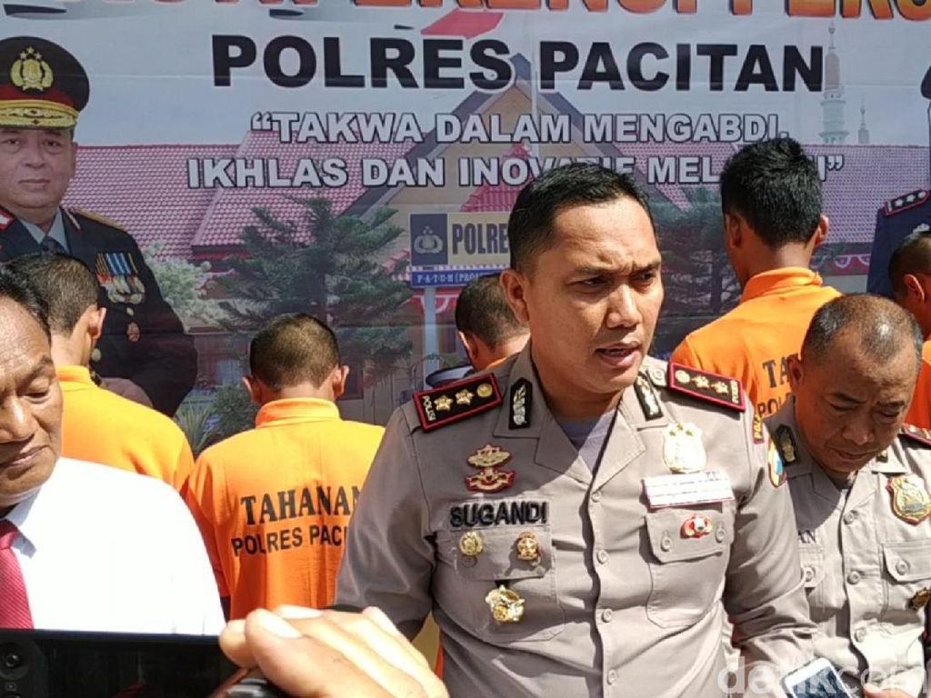 5 Budak Pil Koplo di Pacitan Digulung, 1.020 Butir Diamankan 5 Budak Pil Koplo di Pacitan Digulung, 1.020 Butir Diamankan