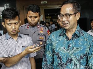 Ekspresi Wawan Usai Eksepsi Ditolak Hakim Ekspresi Wawan Usai Eksepsi Ditolak Hakim