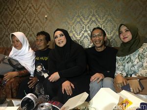 Melly Goeslaw Kasih Segepok Uang ke ART Nike Ardilla Melly Goeslaw Kasih Segepok Uang ke ART Nike Ardilla