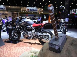 Motor Yamaha Berjubah Superhero, Nmax Gelantungan Bak Spiderman!