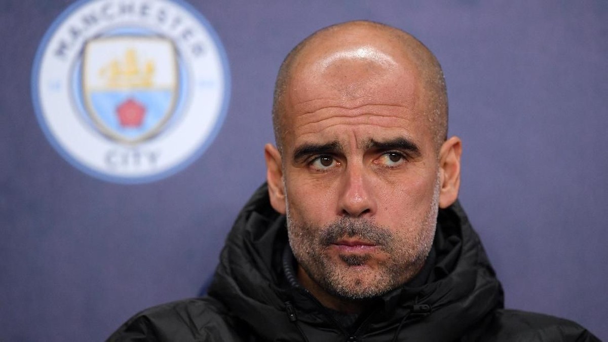 Pep Guardiola mengakui tak realistis berpikir mengejar Liverpool. (Foto: Laurence Griffiths/Getty Images)