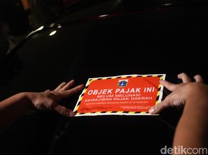 Lepas Stiker Tanda tak Bayar Pajak Mobil, akan Didenda