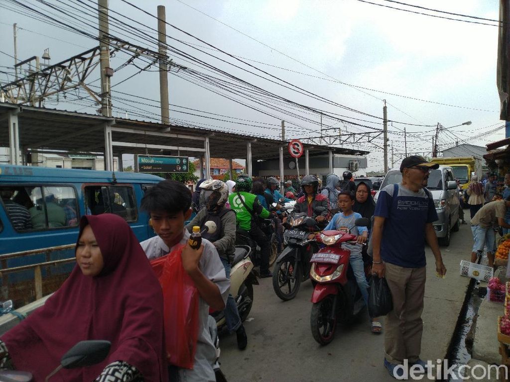 Stasiun Bojonggede Semrawut, Dishub Cerita Kucing-kucingan Ojek-Angkot Stasiun Bojonggede Semrawut, Dishub Cerita Kucing-kucingan Ojek-Angkot