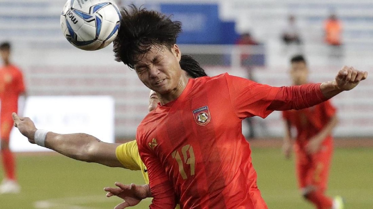 Gelandang Timnas Myanmar Htet Phyo Wai di pertandingan sepakbola SEA Games 2019 melawan Filipina. (Foto: Aaron Favila/AP Photo)