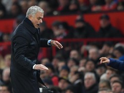 Daniel James yang berlari kencang tersungkur karena tekel tersebut. Sial buat Mourinho, ia tepat berada di depannya. (Foto: Stu Forster/Getty Images)