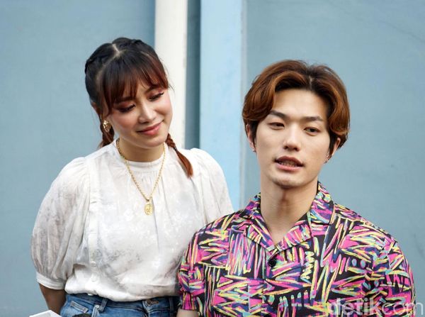 Tatapan Penuh Cinta Moa pada Lee Jeong Hoon