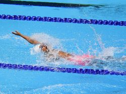 Siman Melawan Dinginnya Kolam Aquatic Center New Clark City