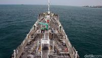 Melihat Dari Dekat Kapal Tanker Sinar Morotai