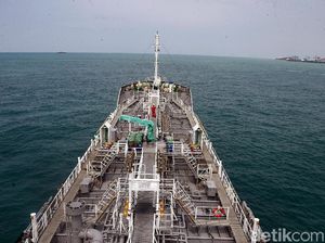 Iran Tangkap Kapal Tanker Selundupkan Bahan Bakar, 12 Orang Diamankan Iran Tangkap Kapal Tanker Selundupkan Bahan Bakar, 12 Orang Diamankan