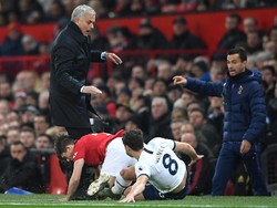 Jose Mourinho melihat apa yang sedang terjadi dan berusaha menggeser sedikit badannya. (Foto: Stu Forster/Getty Images)