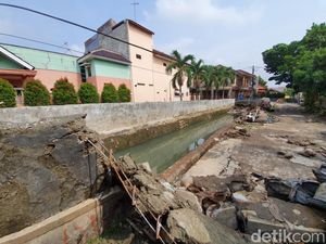 Tanggul Kali Cakung Bekasi Jebol, Warga: Banyak Bangkai Binatang-Jalan Kotor