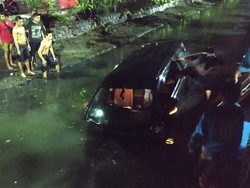 Pengemudi Mabuk, Sebuah Mobil Nyemplung Sungai di Surabaya