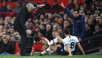 Mourinho mulai meringis usai kakinya terbentur James. (Foto: Stu Forster/Getty Images)