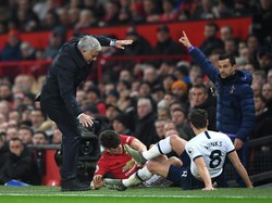 Mourinho mulai meringis usai kakinya terbentur James. (Foto: Stu Forster/Getty Images)
