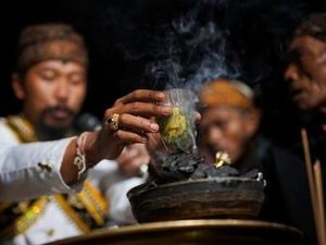 Mengenal Suku Tengger yang Mendiami Pegunungan Bromo-Semeru Mengenal Suku Tengger yang Mendiami Pegunungan Bromo-Semeru