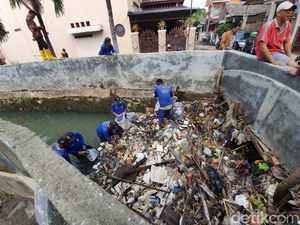 Penampakan Tanggul Kali Cakung yang Jebol Gegara Sampah