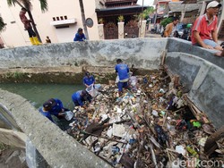 Penampakan Tanggul Kali Cakung yang Jebol Gegara Sampah