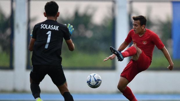 Egy Maulana Vikri saat menghadapi kiper Timnas Laos. (