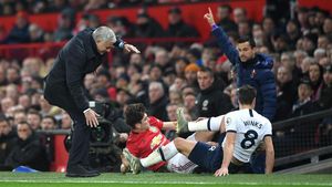 Aduh! Momen-momen Mourinho Tertabrak Daniel James