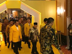 Penutupan Munas Golkar, Bamsoet Temani Airlangga Sambut Maruf Amin