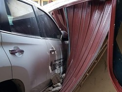 Mobil Dinkes Kalbar Tabrak Motor hingga Seret 5 Meter, Suami Tewas-Istri Kritis