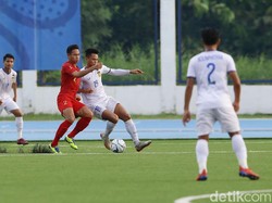 Tertinggal membuat Laos keluar menekan. Anak asuh Sundram Moorthy banyak menekan lini belakang Indonesia. Beberapa kali tendangan penjuru pun didapat, namun tak bisa dimanfaatkan Laos.