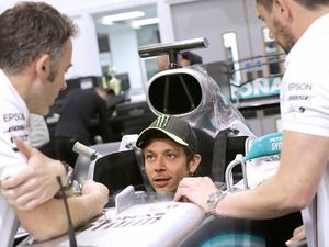 Jajal Mobil Tim Mercedes, Rossi Segera Membalap dengan Hamilton?