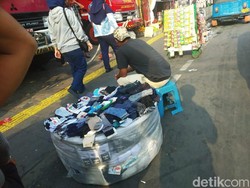 Damkar Merasa Terganggu PKL Gelar Lapak di Depan Pos Tanah Abang