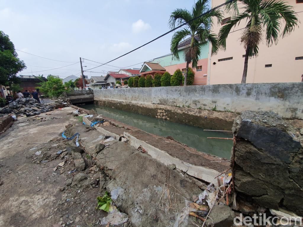 Tanggul Kali Cakung Jebol, Wawalkot Bekasi: Tambal Pakai Karung Pasir Tanggul Kali Cakung Jebol, Wawalkot Bekasi: Tambal Pakai Karung Pasir