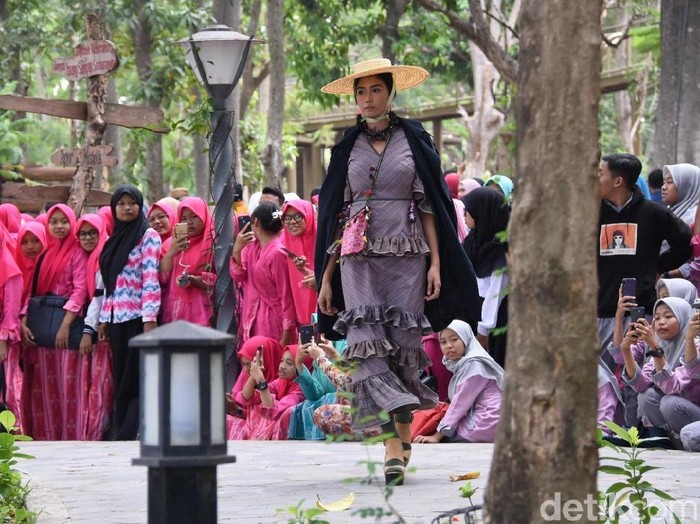 Fashion show tenun khas Kediri di Hutan Kota Joyoboyo, Kediri, Jawa Timur. (Foto: Andhika Dwi)