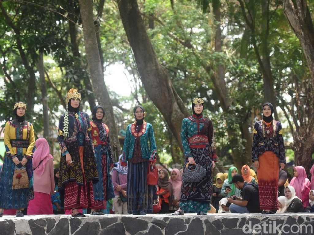 Apa Jadinya Jika Peragaan Busana Digelar di Hutan Kota Kediri? Apa Jadinya Jika Peragaan Busana Digelar di Hutan Kota Kediri?