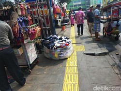 Miris! PKL di Tanah Abang Jualan di Guiding Block-Halangi Jalur Damkar