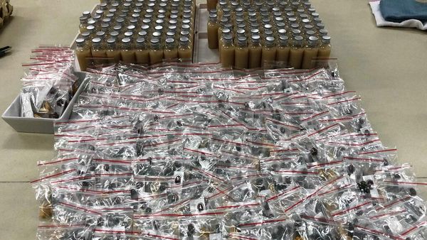 Intip Bisnis Pembuatan Suplemen Penangkal Gas Air Mata di Hong Kong