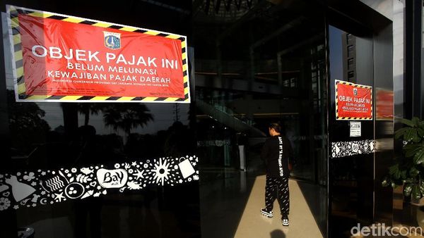 Melihat Mal Baywalk Pluit Berhiaskan Stiker Tunggak Pajak