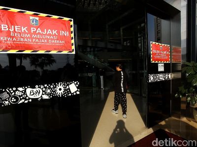 Melihat Mal Baywalk Pluit Berhiaskan Stiker Tunggak Pajak