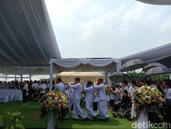 Dimakamkan Hari Ini, Jenazah Ciputra Tiba di Jonggol
