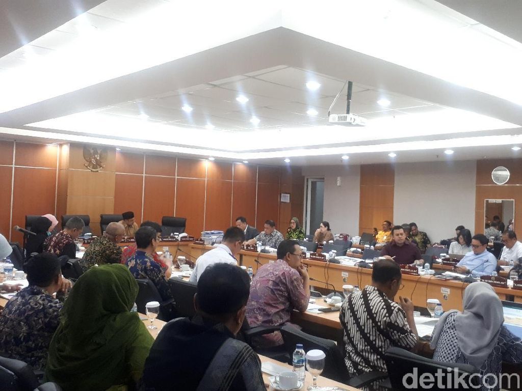 Komisi B DPRD DKI Setujui Anggaran Pembangunan LRT Bertambah Jadi Rp 154 M Komisi B DPRD DKI Setujui Anggaran Pembangunan LRT Bertambah Jadi Rp 154 M